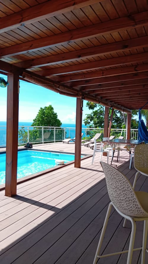 Terrasse piscine de la Villa Ti Soley Mafanga avec vue sur la mer des Caraïbes, Bouillante, Guadeloupe