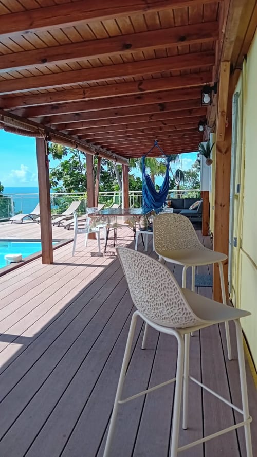 Terrasse couverte en bois avec bar vue sur la mer des Caraïbes à Villa Ti Soley Mafanga, Bouillante Guadeloupe