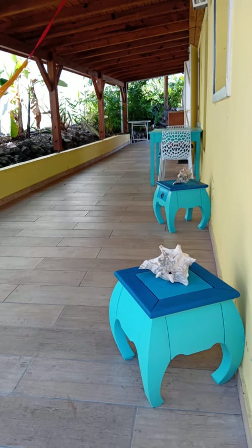 Patio couvert de la Villa Ti Soley Mafanga avec chaises turquoise, décoration marine et vue sur le jardin tropical à Bouillante