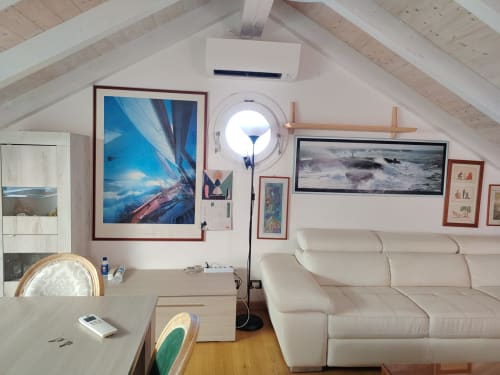 Moderno appartamento in mansarda presso Maison Belle Époque a Oristano con divano color crema, arte nautica e travi bianche a vista