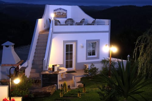 Quarto Moinho na casa rural Selão da Eira em Alentejo, Portugal, iluminado à noite com vista para o jardim