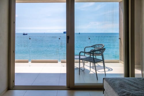 Balcón con vista al océano en Condominio Marlica, Manzanillo, con sillas modernas frente a aguas turquesas