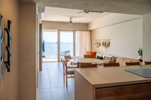 Cocina moderna de concepto abierto y área de comedor en Condominio Marlica con vista al océano en Manzanillo, México