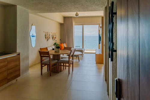 Suite costera moderna en Condominio Marlica, Manzanillo con vistas al océano, comedor y balcón frente al mar