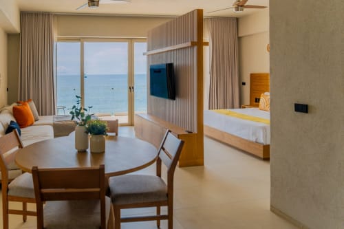 Suite moderna frente al mar en Condominio Marlica, Manzanillo con vistas al océano, zona de comedor y dormitorio