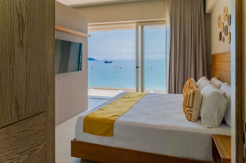 Moderna habitación frente al mar en Condominio Marlica, Manzanillo, con vistas al océano y mobiliario contemporáneo