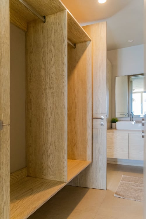 Moderno vestidor con gabinetes de madera y vista al baño en Condominio Marlica, Manzanillo