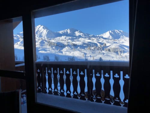 Montagnes alpines enneigées vues par la fenêtre avec balustrade décorée aux Étoiles de la Plagne, La Plagne Tarentaise
