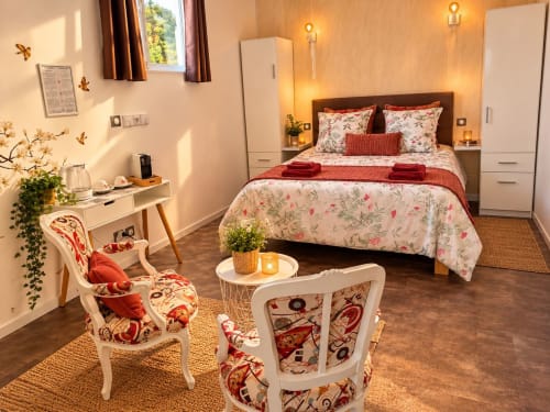 Chambre Pézenas à la Maison D'hôtes Cœur D'Hérault à Péret avec literie florale, fauteuils vintage et ambiance chaleureuse