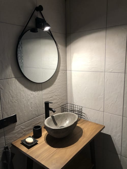 Vasque en pierre et miroir rond dans la salle de bain contemporaine du gîte ART DE VOYAGER, Étretat