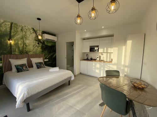 Studio moderne à La Maison Blanche avec lit, kitchenette, table à manger et vue sur le jardin à Bouguenais