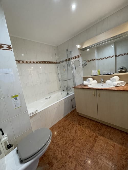 Hôtel Les Reflets Jaunes - Chambre supérieure avec salle de bain privative - Givet