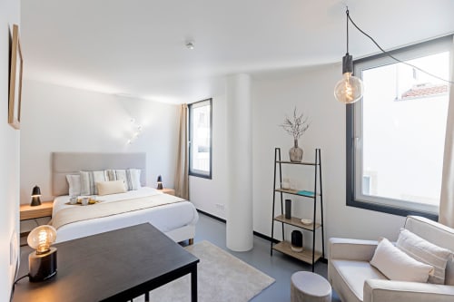 Moderno estúdio em Porto com cama, área de estar, kitchenette, iluminação pendente e vista para a cidade na Benefit Collection