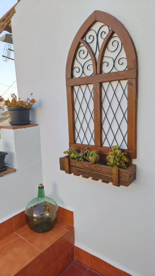 Espejo ventana de estilo gótico con suculentas en macetero de madera, apartamento Mirador Medieval, Cáceres