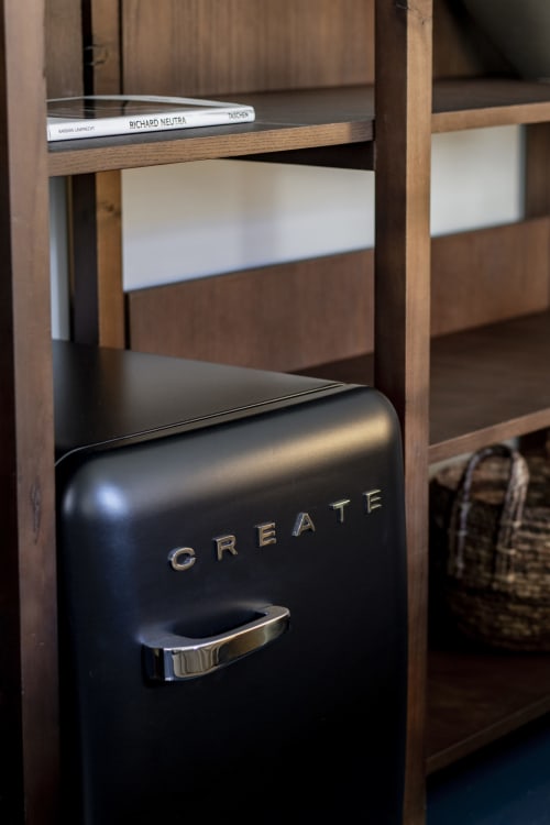 Refrigerador CREATE preto em unidade de prateleiras de madeira do quarto B18 do hotel Benefit Collection Porto