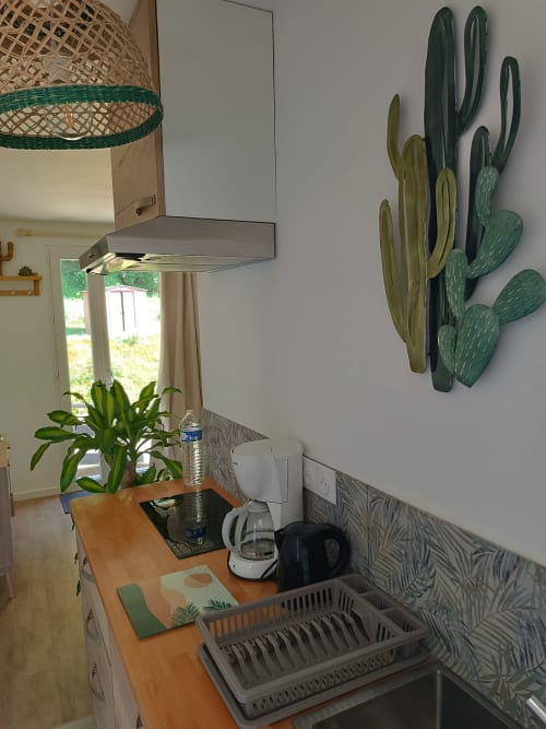Cuisine moderne du cottage Les Tropiques à ART DE VOYAGER, Étretat, avec art mural de cactus et plantes tropicales