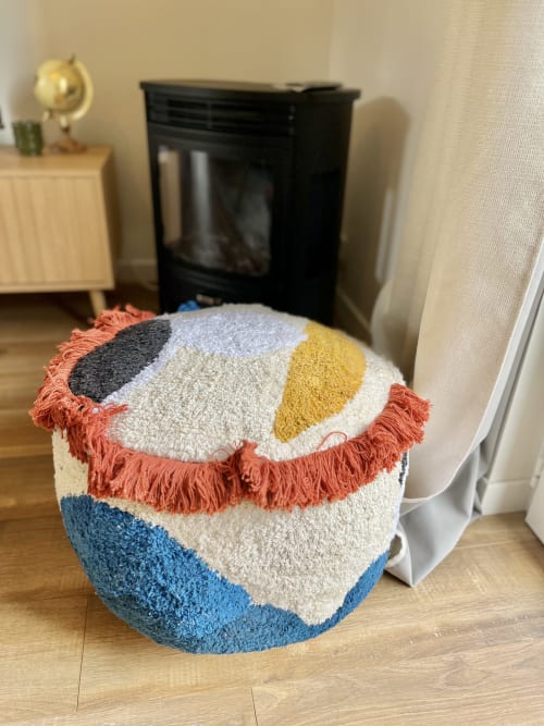 Pouf capitonné multicolore à franges corail dans le jardin-cottage d'ART DE VOYAGER, Étretat