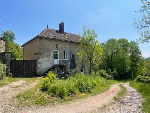 Chaumière rustique au Château de Vaux Morvan avec vue sur le jardin à Étang sur Arroux, France