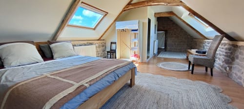Spacieuse chambre mansardée à la villa Mer et Maisons à La Trinité-sur-Mer avec puits de lumière, poutres apparentes, parquet et jardin