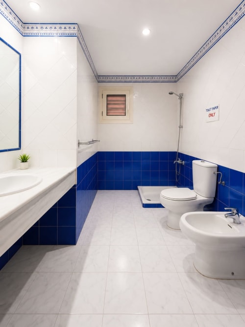 Baño moderno en Villa Paloma, Sara & Gino Fuerteventura, Corralejo con azulejos azules y accesorios blancos