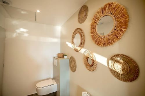 Salle de bain moderne du Loft L'instant aux Gîtes Saint Valery En Caux avec toilettes blanches, douche vitrée et décoration murale en osier