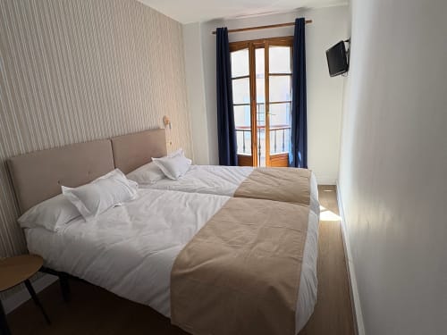 Habitación doble en Pensión Argüelles de Ribadesella con vistas a la ciudad y equipamiento moderno