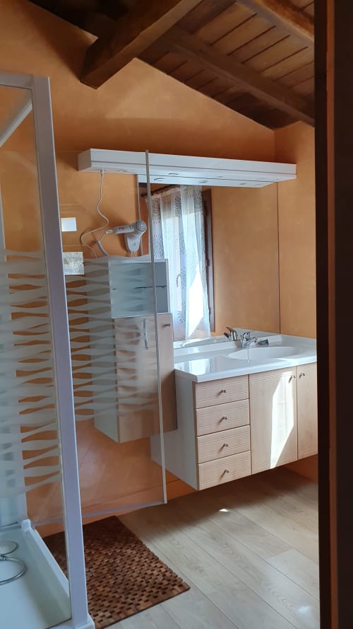 Privébadkamer van de bovenverdieping in Gîte Cristal, naast de slaapbank.
