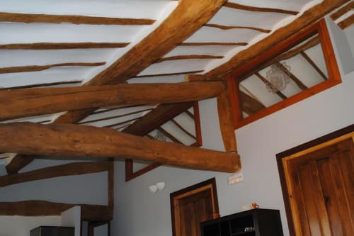 Vigas de madera vistas y paredes blancas en el apartamento La Viña 2 de Casas Rurales La Viña, Cuzcurrita de Río Tirón