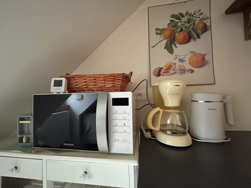 Comptoir de cuisine avec micro-ondes Samsung, cafetière et appareils électroménagers à l'appartement Le Duplex du B&B Luxeuil Les Bains
