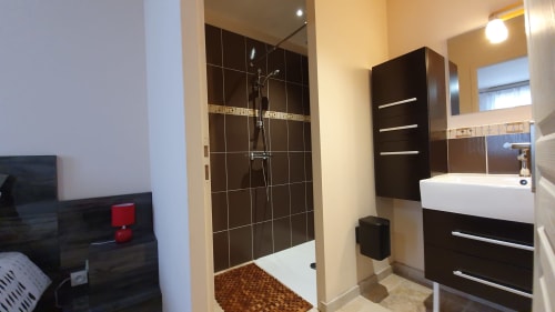 Moderne badkamer met inloopdouche in vakantiehuis Agate