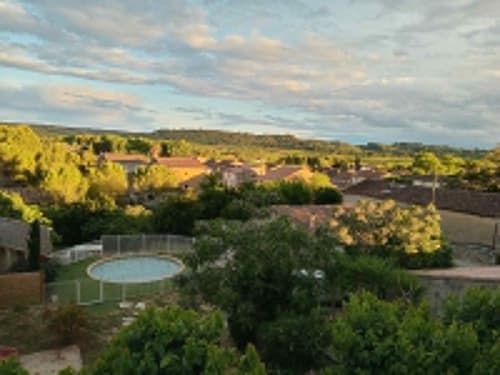 Vue aérienne du gîte Chez Laure & Marc à Plaissan avec jardin, piscine et campagne environnante