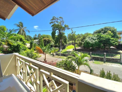 Vue depuis le balcon des jardins tropicaux luxuriants de l'appartement Maisons En Or à Cayenne, Guyane française