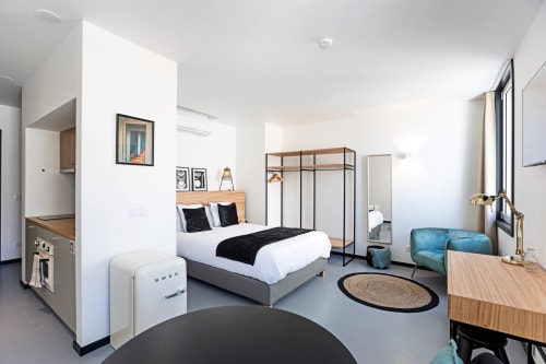 Estúdio moderno no hotel Benefit Collection no Porto com cama queen, kitchenette e área de estar com vista para a cidade