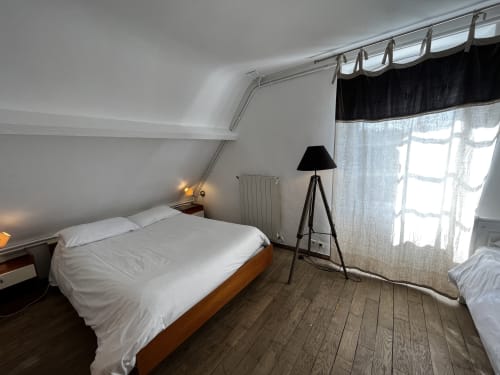 Chambre douillette au Cottage Jardin des Aux Fleurs de Cerises au Plessis Luzarches avec lit en bois, lumière naturelle et jardin