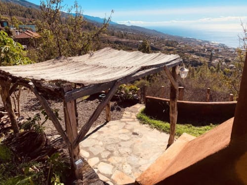 Pérgola de madera con vistas al océano sobre el valle de El Pinillo en Villa El Topo, La Palma rural