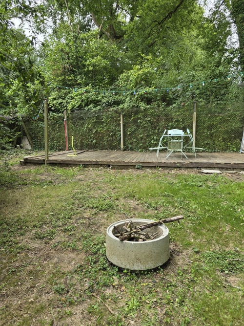 Foyer en béton avec terrasse en bois et espace de détente aménagé au micro-camping Domaine Trianon à Villandry, France