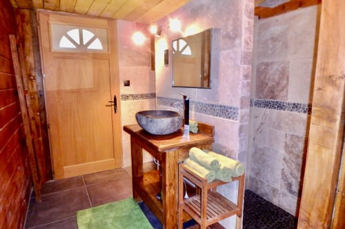 Location chalet 2 personnes avec salle de bain - Mimet | Chambres d'hôtes et gîtes Le Leaou