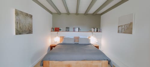 Chambre cosy de la villa Mer et Maisons à La Trinité sur Mer avec lit en bois, literie grise, étagère flottante et plafond apparent