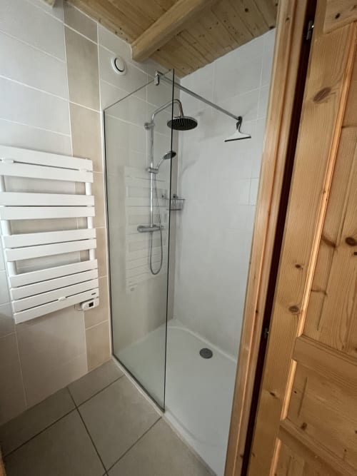 Salle de bain moderne avec pluie de tête au cottage Le Papillon du Cocon De Curson, Chanos-Curson