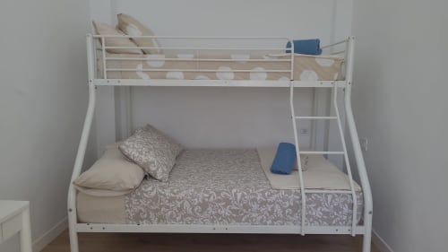 Letto a castello bianco con biancheria beige in affitto appartamento a Santa Cruz de Tenerife, alloggio nel centro città