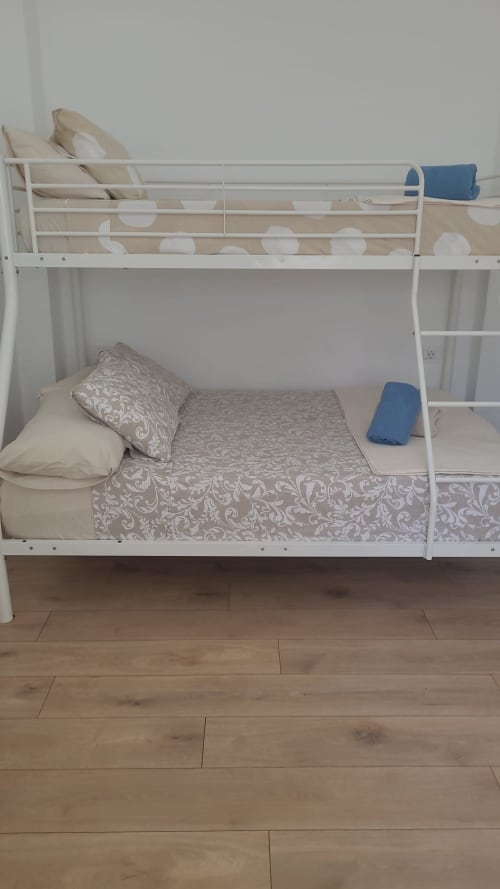 Letto a castello bianco con biancheria decorata in camera da letto di appartamento, Santa Cruz de Tenerife