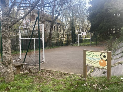 Terrain multisports extérieur avec terrains de soccer et paniers de basketball à Le Relais de La Mirpe, villa d'hébergement à Bergerac