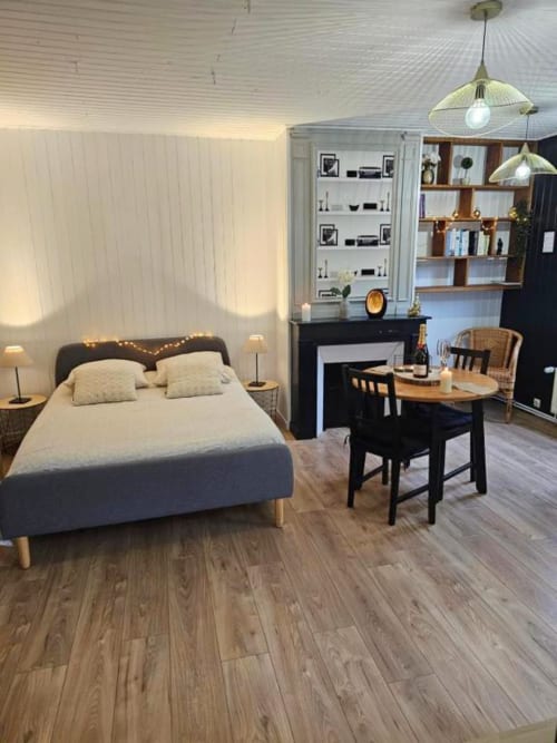 Studio moderne L'or Noir aux Gîtes Saint Valéry en Caux avec lit, coin repas, cheminée et étagères