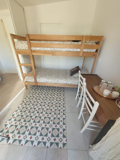 Lit superposé en bois dans la chambre Studio de la Gare du Logis de La Garenne, Mortagne-sur-Gironde