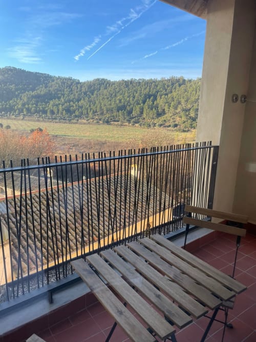 Vista de muntanya des del balcó de l'habitació Cariñena de l'hotel L'Algars a Cáceres, Tarragona, amb paisatge forestal