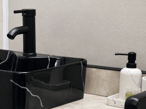 Vasque noire moderne avec robinetterie noire mate dans la salle de bain du Domaine Valenquercy, Le Vignon-en-Quercy