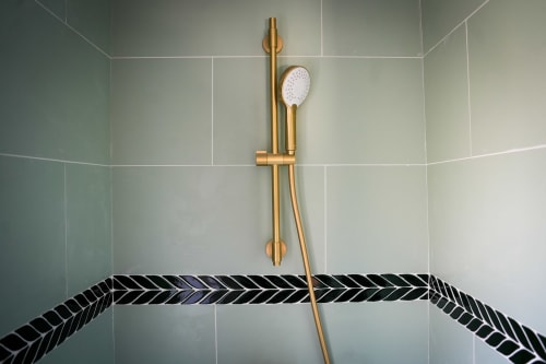 Pomme de douche et barre de douche dorées modernes dans la salle de bain de l'appartement Escapade Chic aux Séjours Ardennais, Renwez