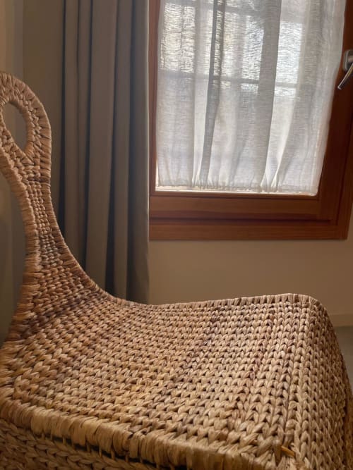 Cadira de vimatge teixit al costat de finestra amb cortines transparents a l'Habitació Trepat de l'hotel butiga L'Algars, Tarragona