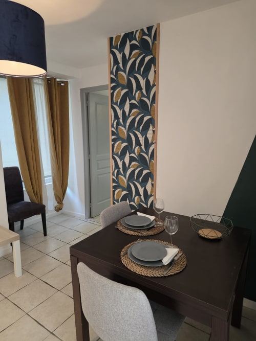 Coin repas douillet à la Résidence de Saint-Méen-le-Grand avec table dressée et décoration murale végétale