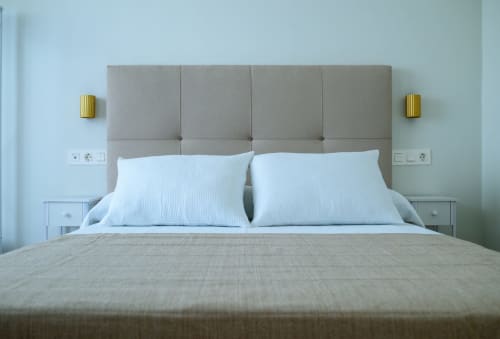 Dormitorio moderno con cabecera acolchada, almohadas blancas y ropa de cama neutra en Hotel Boutique Alcazaba Salobrena